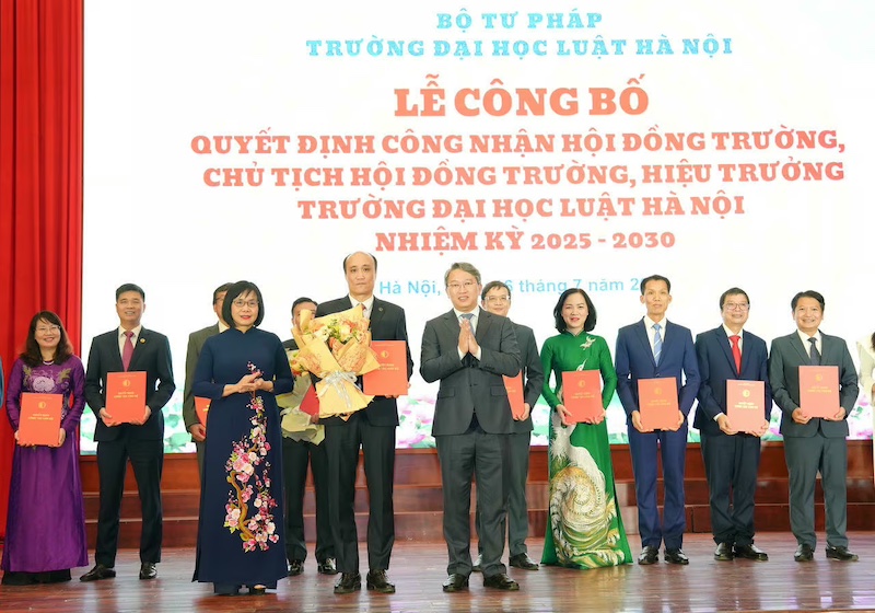 Công bố Quyết định công nhận Chủ tịch Hội đồng Trường, Hiệu trưởng Trường Đại học Luật Hà Nội